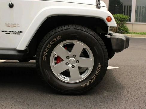 Used 2012 Jeep Wrangler Unlimited Sahara w/ Connectivity Group AWD/4WD image 4