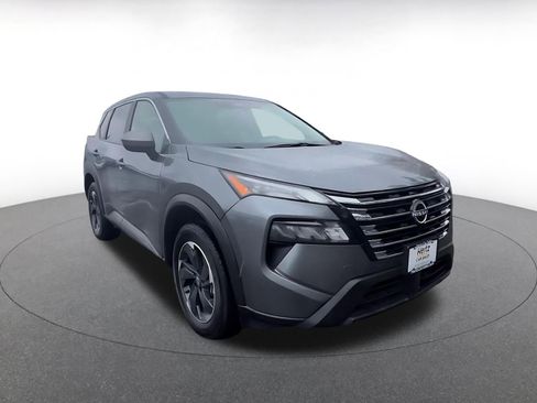 Used 2025 Nissan Rogue SV image 3