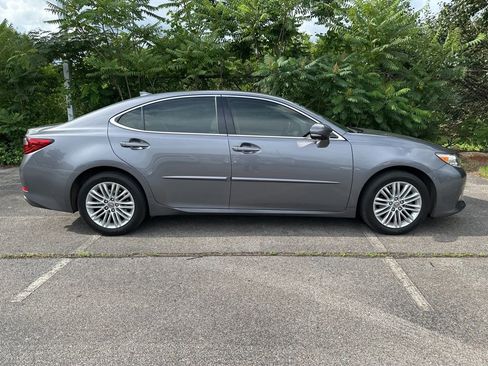 Used 2015 Lexus ES 350 w/ Luxury Package FWD image 2