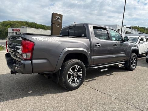 Used 2017 Toyota Tacoma TRD Sport AWD/4WD image 5