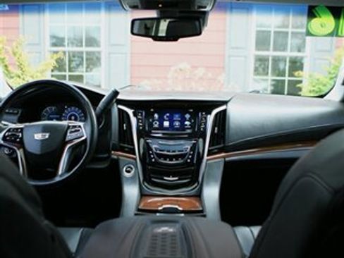 Used 2016 Cadillac Escalade Luxury image 24