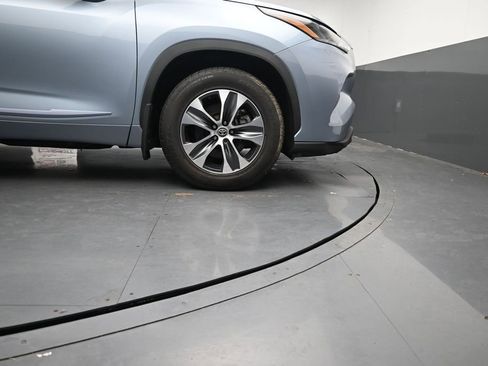 Used 2023 Toyota Highlander XLE FWD image 11