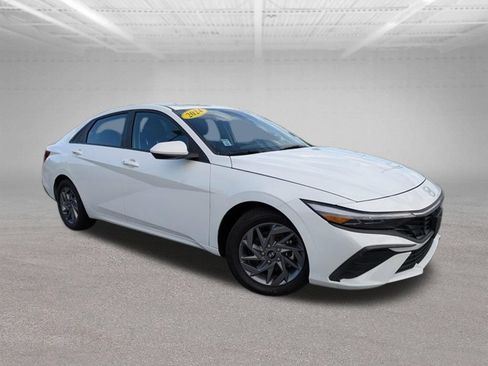 Used 2024 Hyundai Elantra SEL FWD image 3