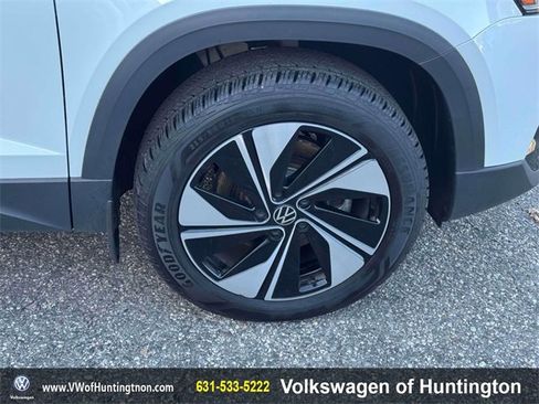Certified 2025 Volkswagen Taos SE w/ Panoramic Sunroof Package image 10