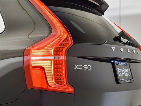 Certified 2025 Volvo XC90 B6 Plus image 11
