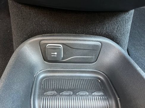 Used 2025 Chrysler Pacifica Select FWD image 30