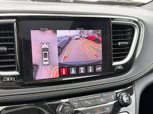Used 2024 Chrysler Pacifica Premium image 36