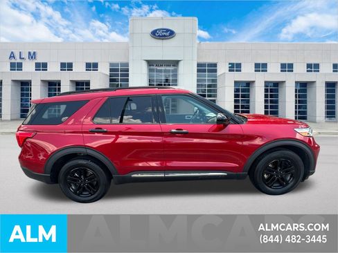 Used 2024 Ford Explorer XLT RWD image 5