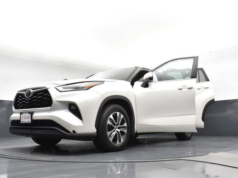Used 2021 Toyota Highlander XLE AWD/4WD image 29