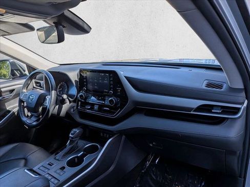 Used 2022 Toyota Highlander XLE AWD/4WD image 22