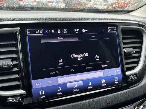 Certified 2024 Chrysler Pacifica Touring-L image 20