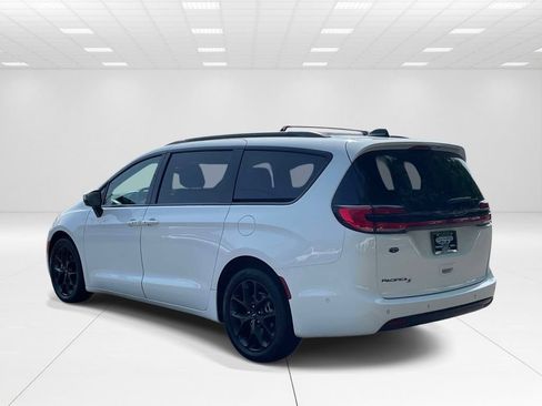 Used 2023 Chrysler Pacifica Touring-L w/ S Appearance Package FWD image 4