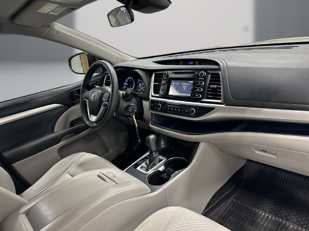 Used 2017 Toyota Highlander LE FWD image 16