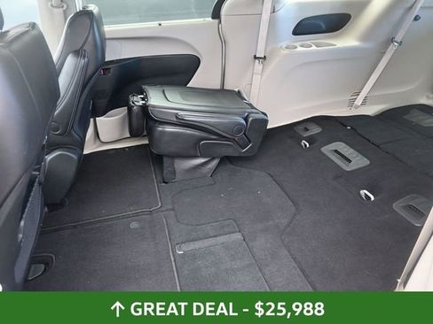 Used 2024 Chrysler Pacifica Touring-L image 18