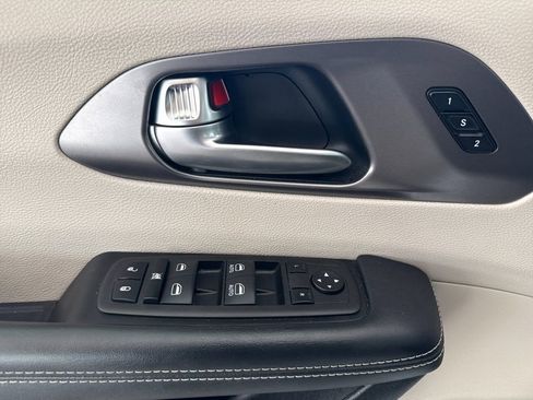 Used 2023 Chrysler Pacifica Touring-L image 10