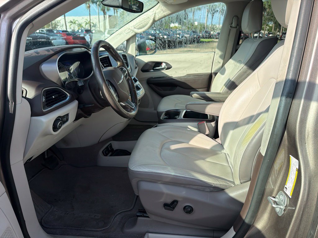 Used 2018 Chrysler Pacifica Touring-L Plus FWD image 9