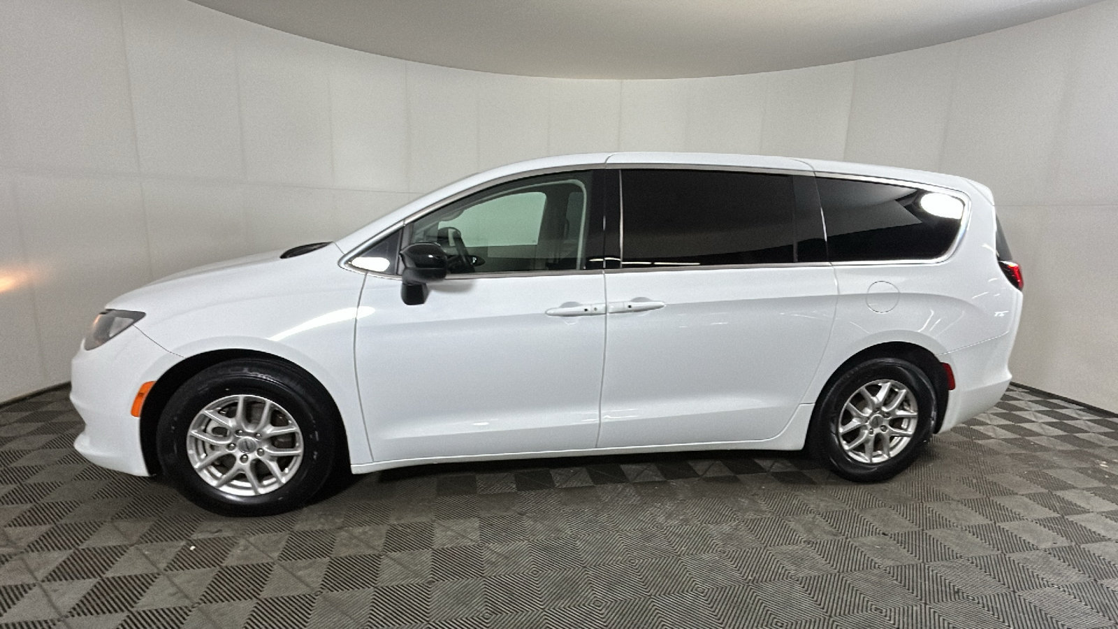 Used 2024 Chrysler Voyager LX FWD image 6