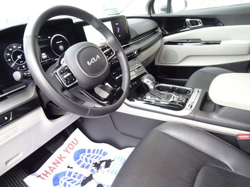Used 2023 Kia Carnival SX image 10