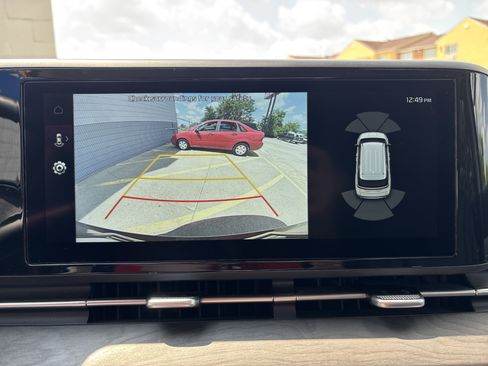 Used 2024 Kia Carnival EX FWD image 12