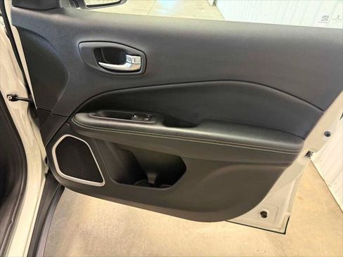 Certified 2019 Jeep Compass Latitude w/ Cold Weather Group FWD image 28