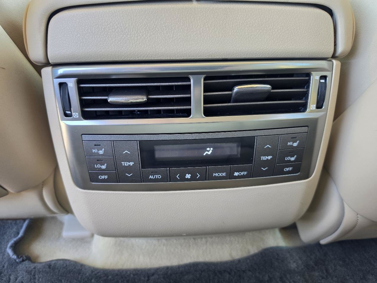 Used 2009 Lexus LX 570 4WD w/ Preferred Accessory Pkg image 11
