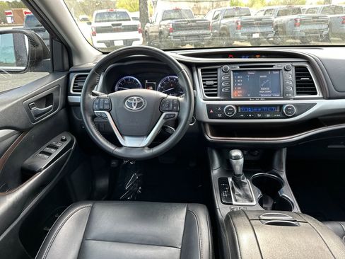 Used 2019 Toyota Highlander XLE FWD image 23