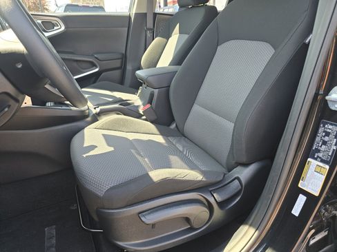 Used 2025 Kia Soul LX w/ LX Technology Package FWD image 27