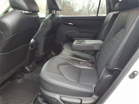 Certified 2022 Toyota Highlander XLE image 11