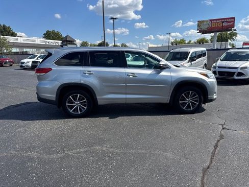 Used 2017 Toyota Highlander XLE AWD/4WD image 7