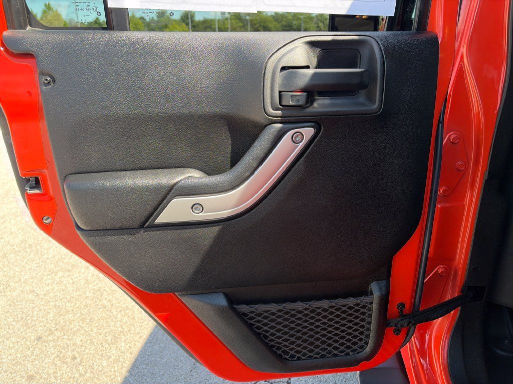 Used 2015 Jeep Wrangler Unlimited Sahara w/ Connectivity Group AWD/4WD image 26