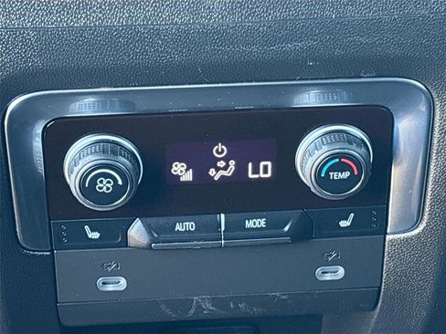 Used 2023 Chevrolet Suburban Premier image 25