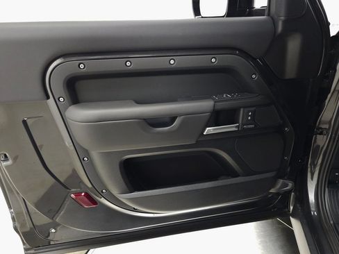 Certified 2025 Land Rover Defender 90 V8 AWD/4WD image 15