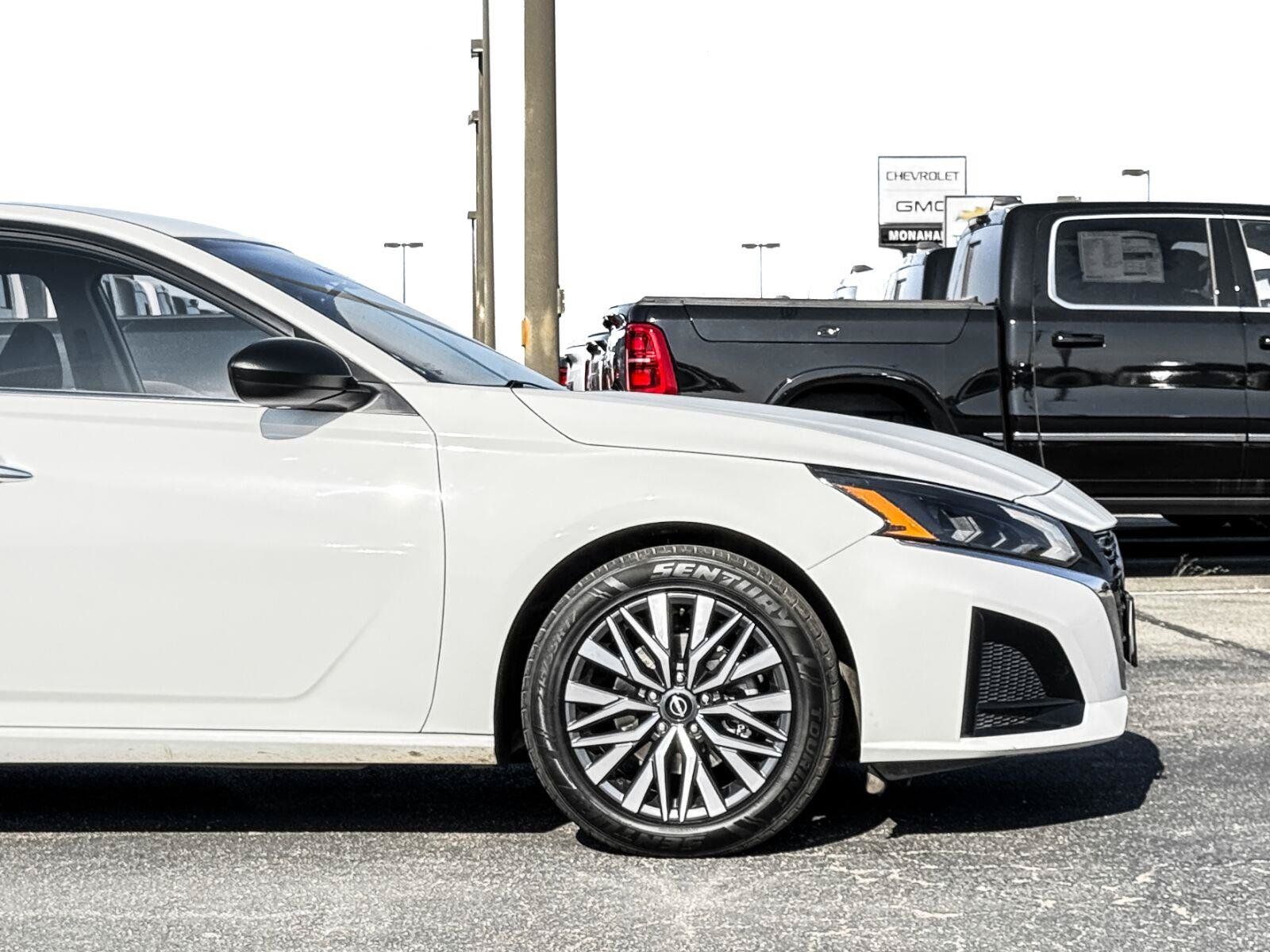 Used 2025 Nissan Altima 2.5 SV FWD image 9