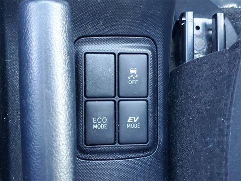 Used 2015 Toyota Prius C Four image 32