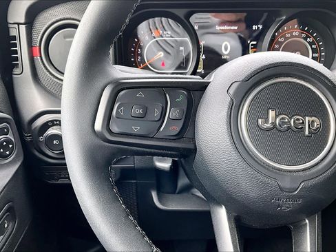Used 2025 Jeep Wrangler Rubicon AWD/4WD image 24