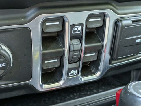 Used 2023 Jeep Wrangler Unlimited Sahara AWD/4WD image 23