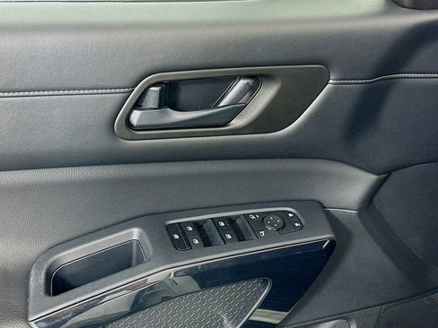 Used 2024 Nissan Pathfinder SV image 17