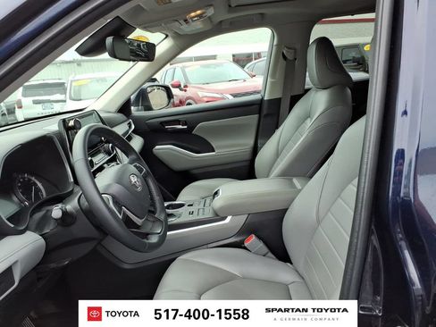 Used 2022 Toyota Highlander XLE AWD/4WD image 13