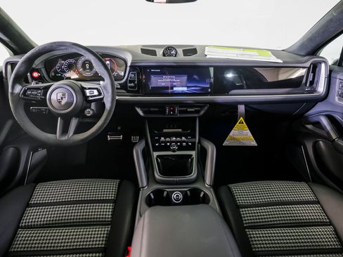 New 2026 Porsche Cayenne Turbo image 24