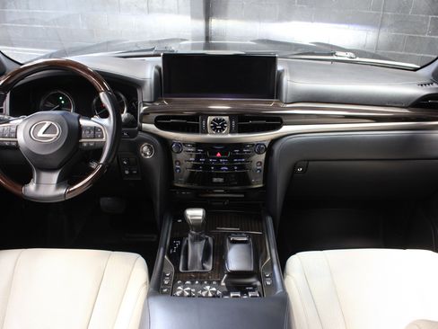 Used 2019 Lexus LX 570 4WD w/ Inspiration Series image 23