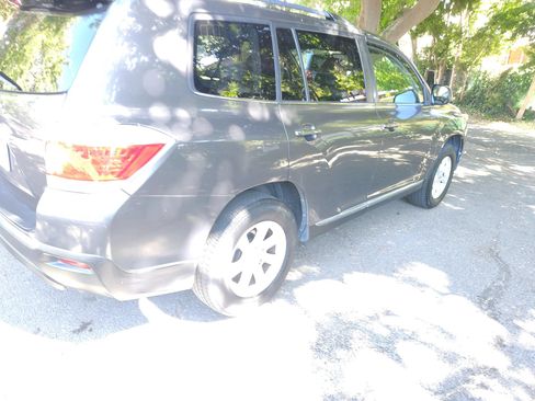 Used 2012 Toyota Highlander SE w/ Tow Pkg FWD image 15
