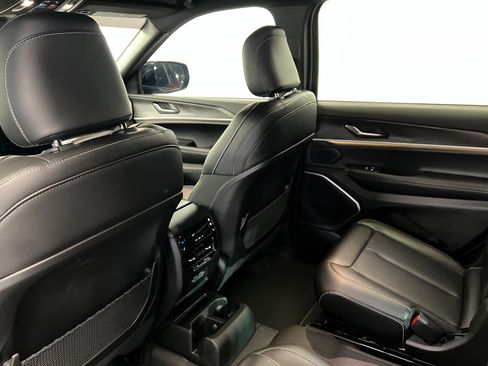 Used 2025 Jeep Grand Cherokee L Limited w/ Black Appearance Package AWD/4WD image 19