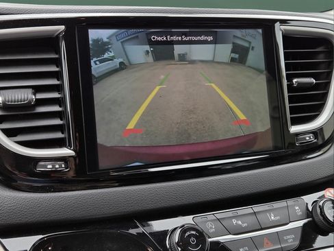 Used 2024 Chrysler Pacifica Touring-L FWD image 23