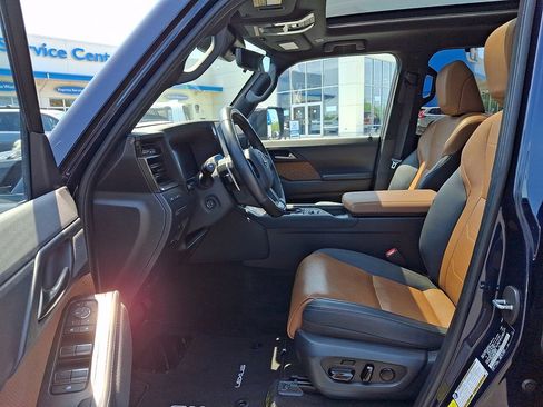 Used 2024 Lexus GX 550 w/ Accessory Package (2T) AWD/4WD image 17