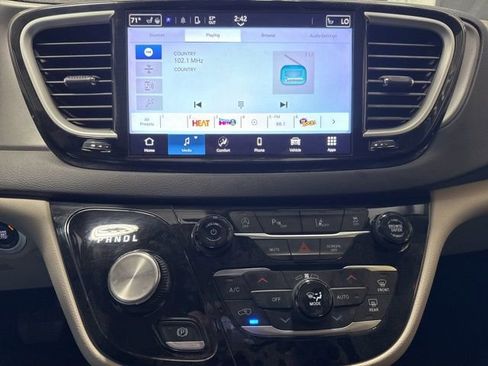 Used 2024 Chrysler Pacifica Touring-L image 8