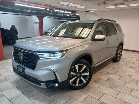 Used 2023 Honda Pilot Touring image 7