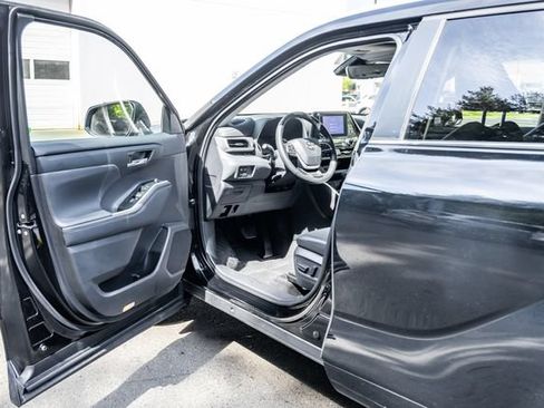 Used 2023 Toyota Highlander XLE AWD/4WD image 23