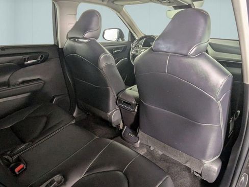 Used 2023 Toyota Highlander XLE AWD/4WD image 30