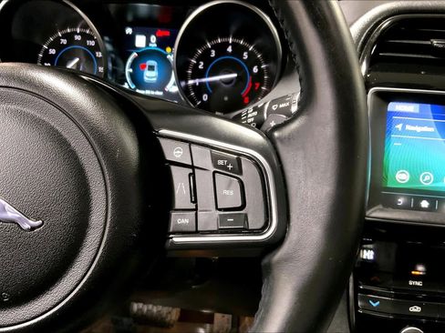 Used 2020 Jaguar F-PACE Premium image 25