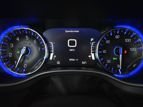 Used 2024 Chrysler Pacifica Touring-L FWD image 32